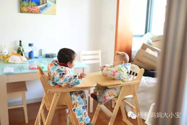 宝宝学走路学步带好还是学步车好,弯腰带娃学走路