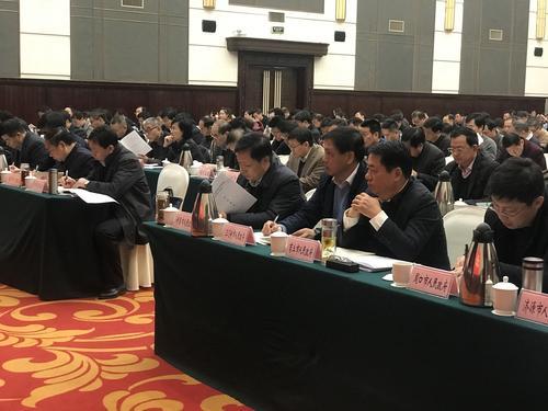 大河早点|外卖小哥考研遭质疑；女子哭喊丈夫出轨还家暴