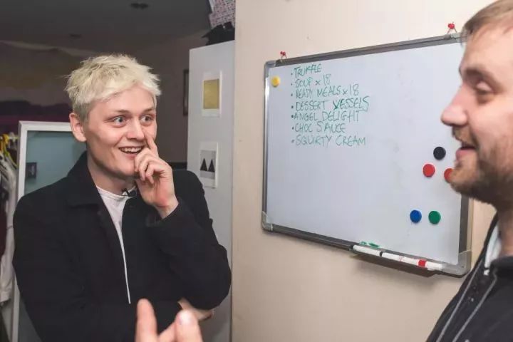 把自家破后院谎称为高级餐厅，7个月做到伦敦餐厅NO.1