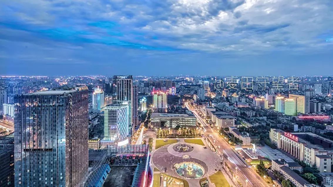 成都最高的酒吧，佳酿、美女、电音、轰趴，这个圣诞在这都能找到