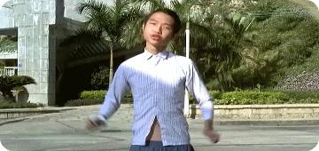 在周星驰电影中帅得不用交房租的小哥，现在丑到网友想让他交罚款