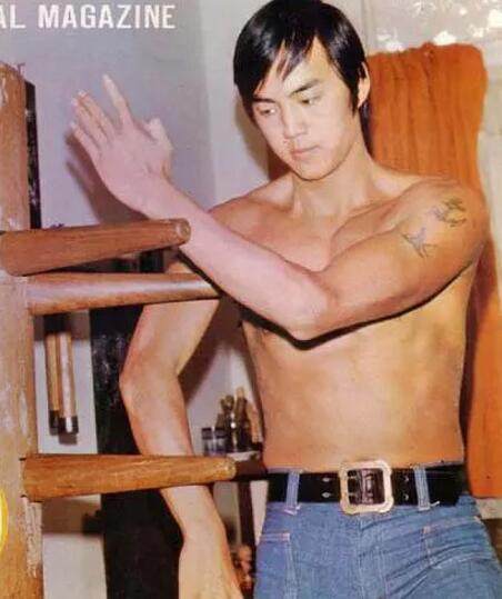 唯一的男性肉弹明星，古龙为他骂哭成龙，今71岁成这样