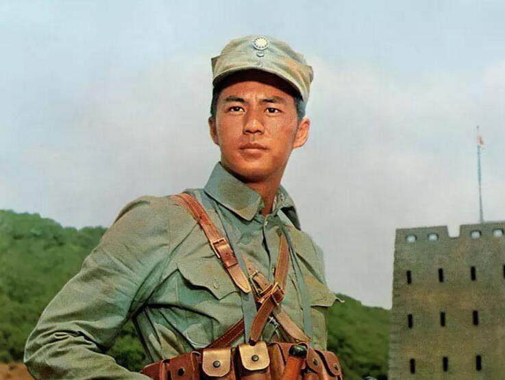 唯一的男性肉弹明星，古龙为他骂哭成龙，今71岁成这样