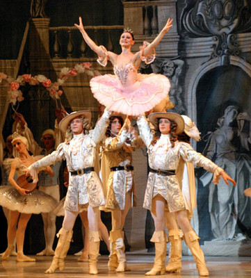 “组曲”特性：幻想的风格，飘逸的气氛，玲珑的体裁，童话的世界