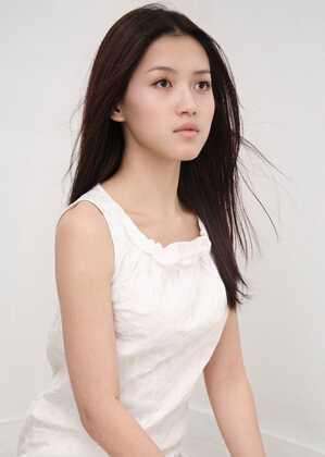 张雪迎气质婉约娇艳靓丽甜美灵动,张雪迎机场清爽造型少女感十足