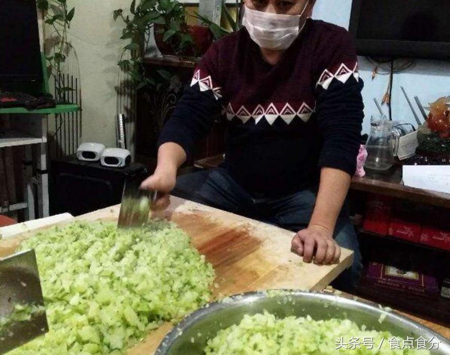 男子给环卫工人送食物,郑州小伙为环卫工送饺子