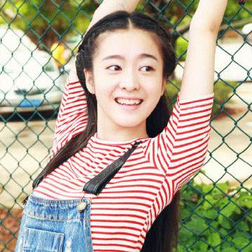 张雪迎气质婉约娇艳靓丽甜美灵动,张雪迎机场清爽造型少女感十足