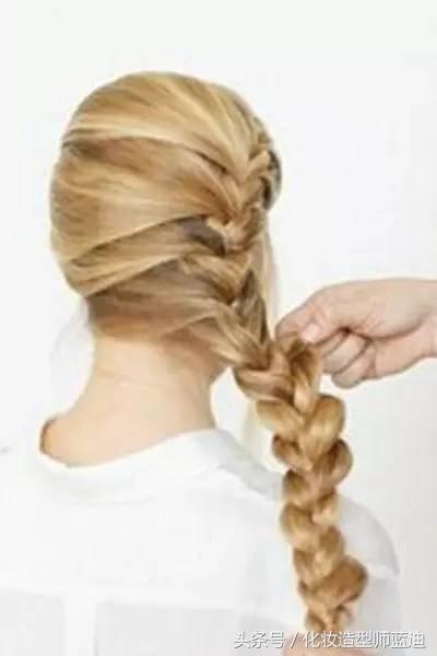 发型这样扎更是高级时尚了,气质款发型扎出去回头率百分百