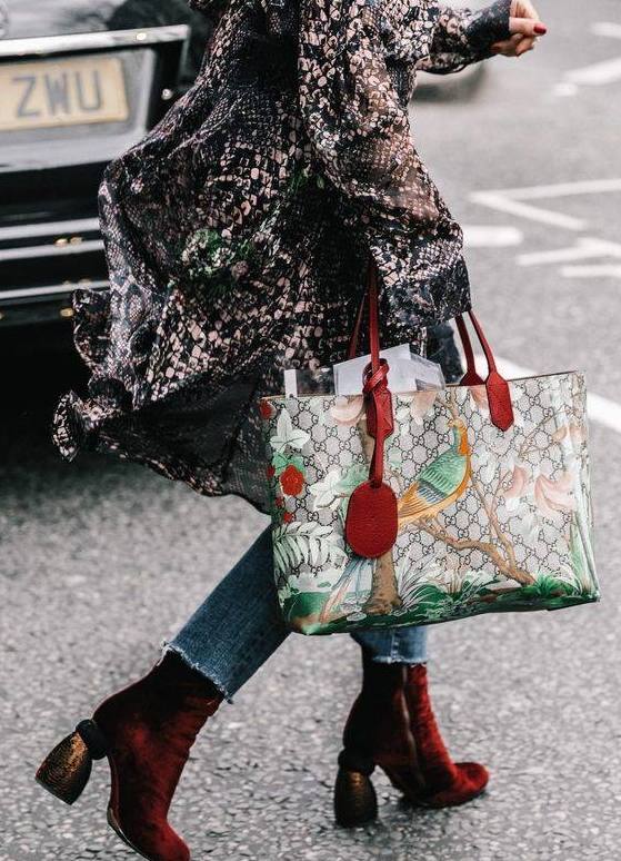 冬天出镜率最高的黑色短靴，搭配裤袜阔腿裤收获“筷子腿”的效果