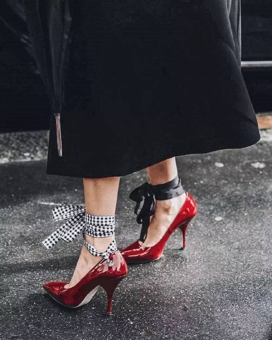 红色靴子鞋怎么搭配衣服女,红色高跟短靴怎么搭配衣服