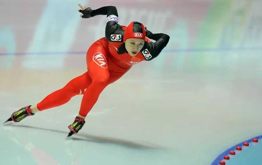 反手摸肚脐的奥运冠军女神，双膝红肿令人心疼，年近30仍单身