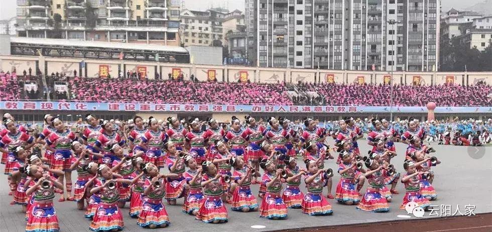 第三届中小*运学**动会开幕,花式表演拍手叫好,上万云阳人围观!