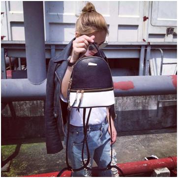 春夏个性时髦的包包这样背更时尚,蓝色搭黑色背什么包包好看