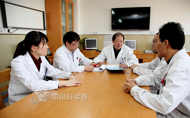 第455医院专家精心施救“90”后老人康复出院