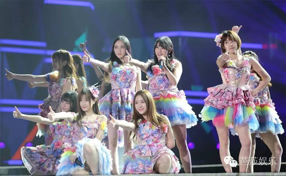 张艺兴白鹿同台领奖,张艺兴王一博领奖