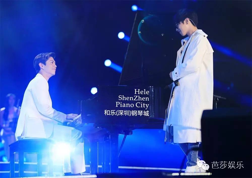 张艺兴白鹿同台领奖,张艺兴王一博领奖