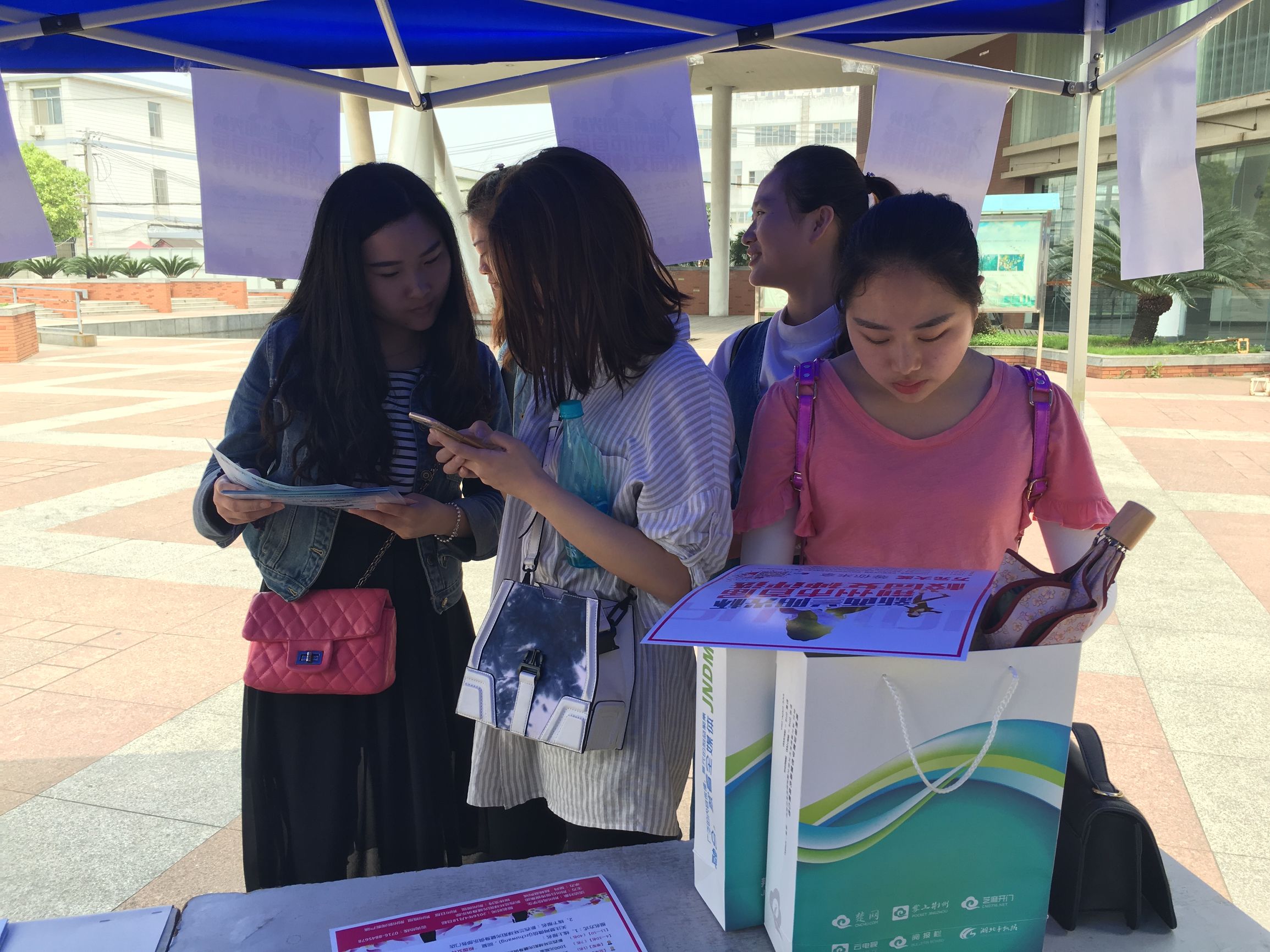 揭秘荆州首届校园女神幕后终极*b大**oss！（阴险脸）