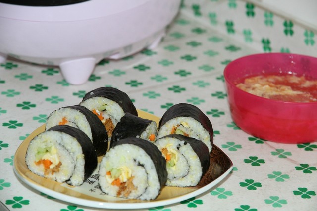 家里自己做紫菜包饭,给老妈做个她最爱吃的紫菜包饭