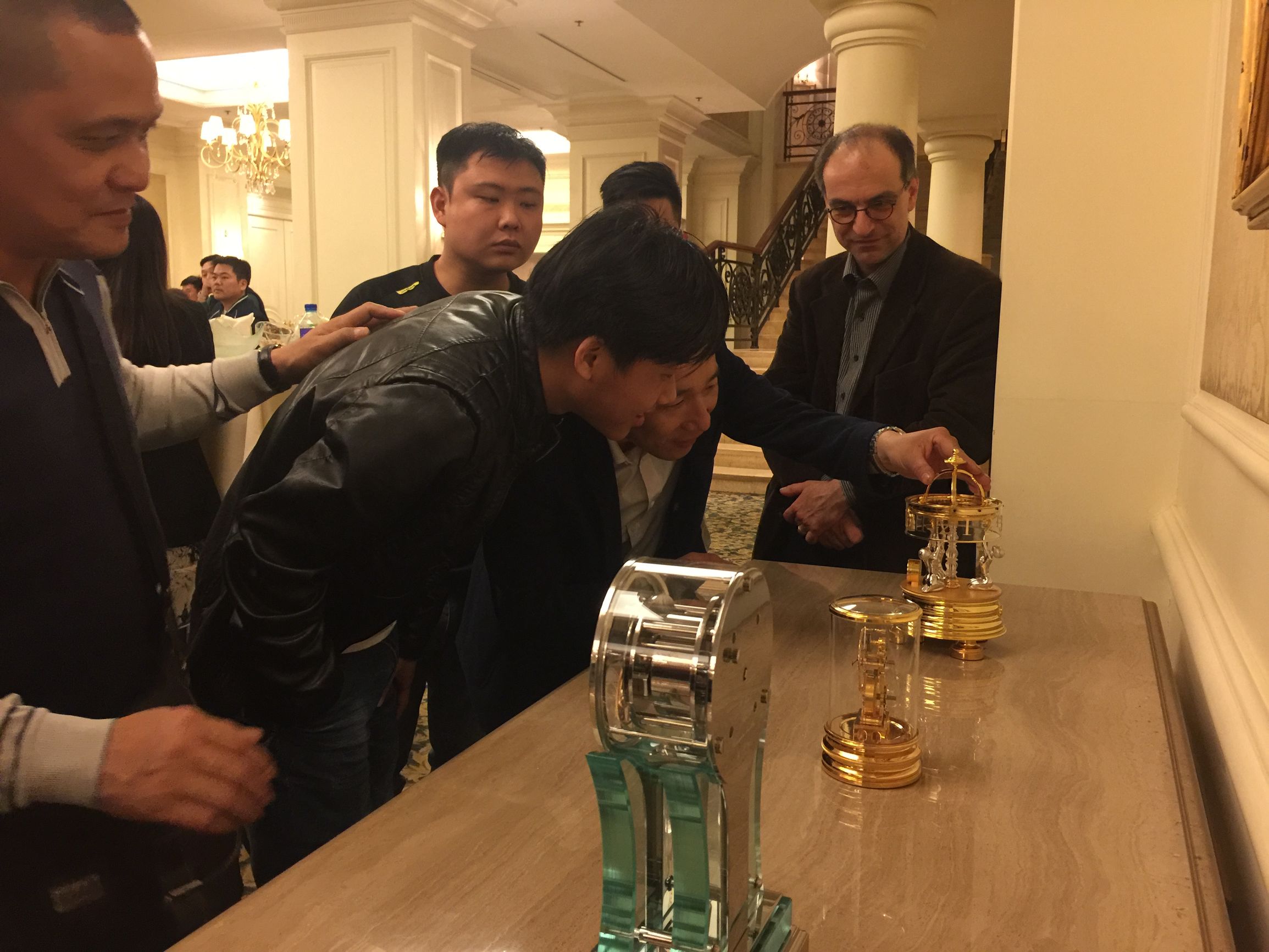 钟表收藏家展示自己的藏品,中国民间古董钟表收藏家