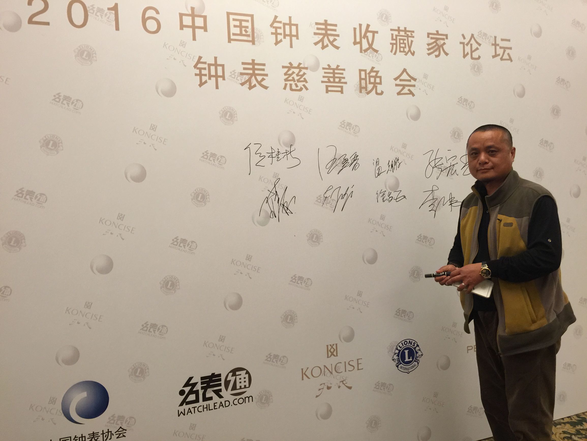 钟表收藏家展示自己的藏品,中国民间古董钟表收藏家