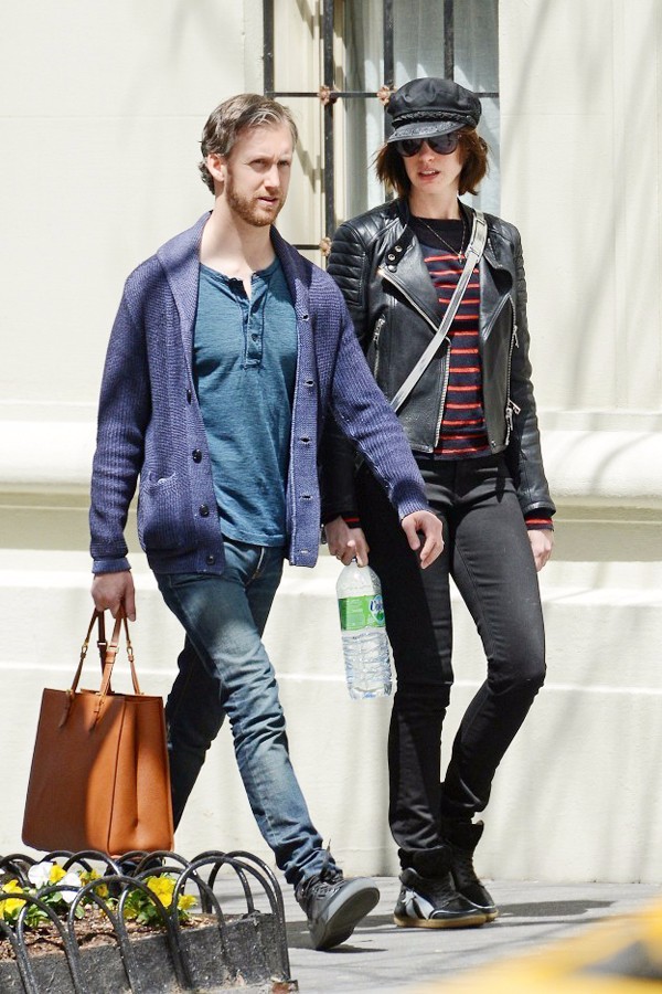 安妮海瑟薇挺孕肚出街,安妮海瑟薇项链珠宝