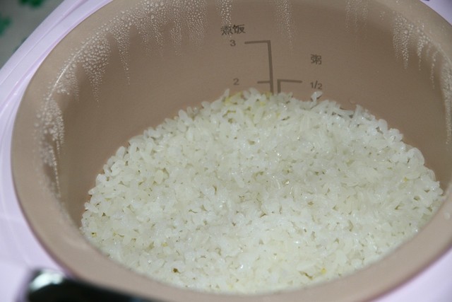 家里自己做紫菜包饭,给老妈做个她最爱吃的紫菜包饭