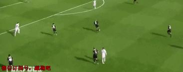 叹为观止的传球,足坛经典长传球gif