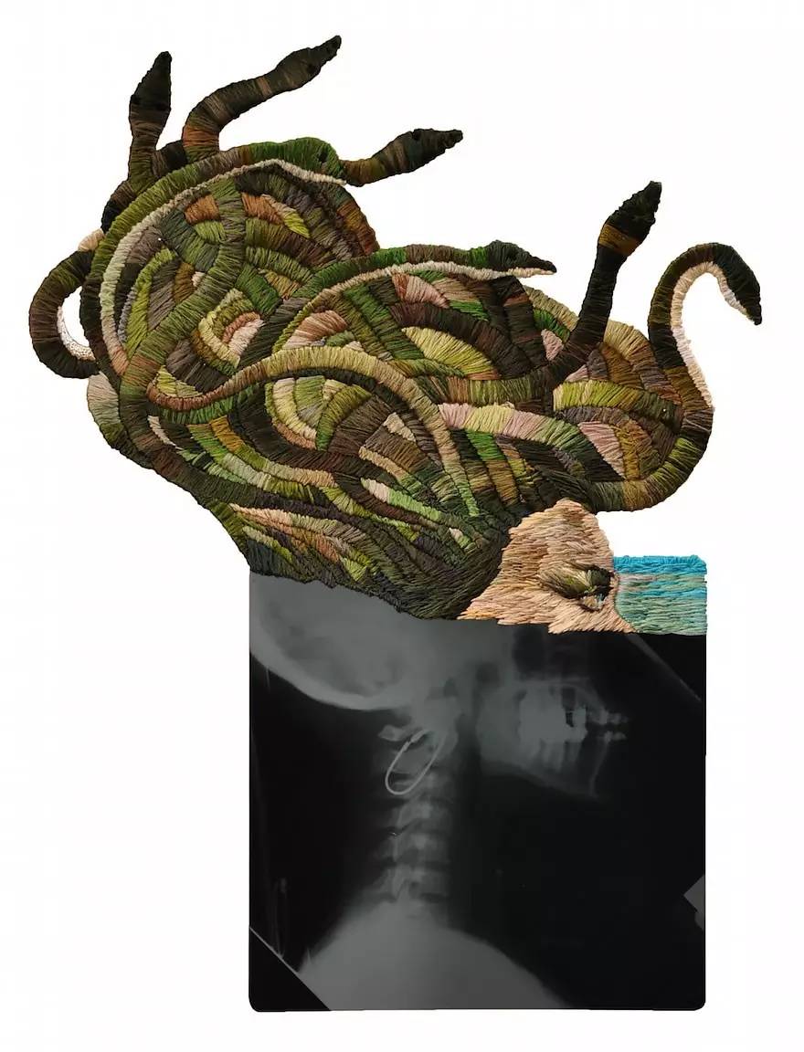 我说！你能不能找个正经地方好好绣花~