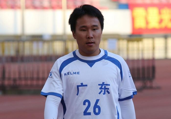 他外号“矮脚虎”，技术鲜明，代表广州队出场过百！