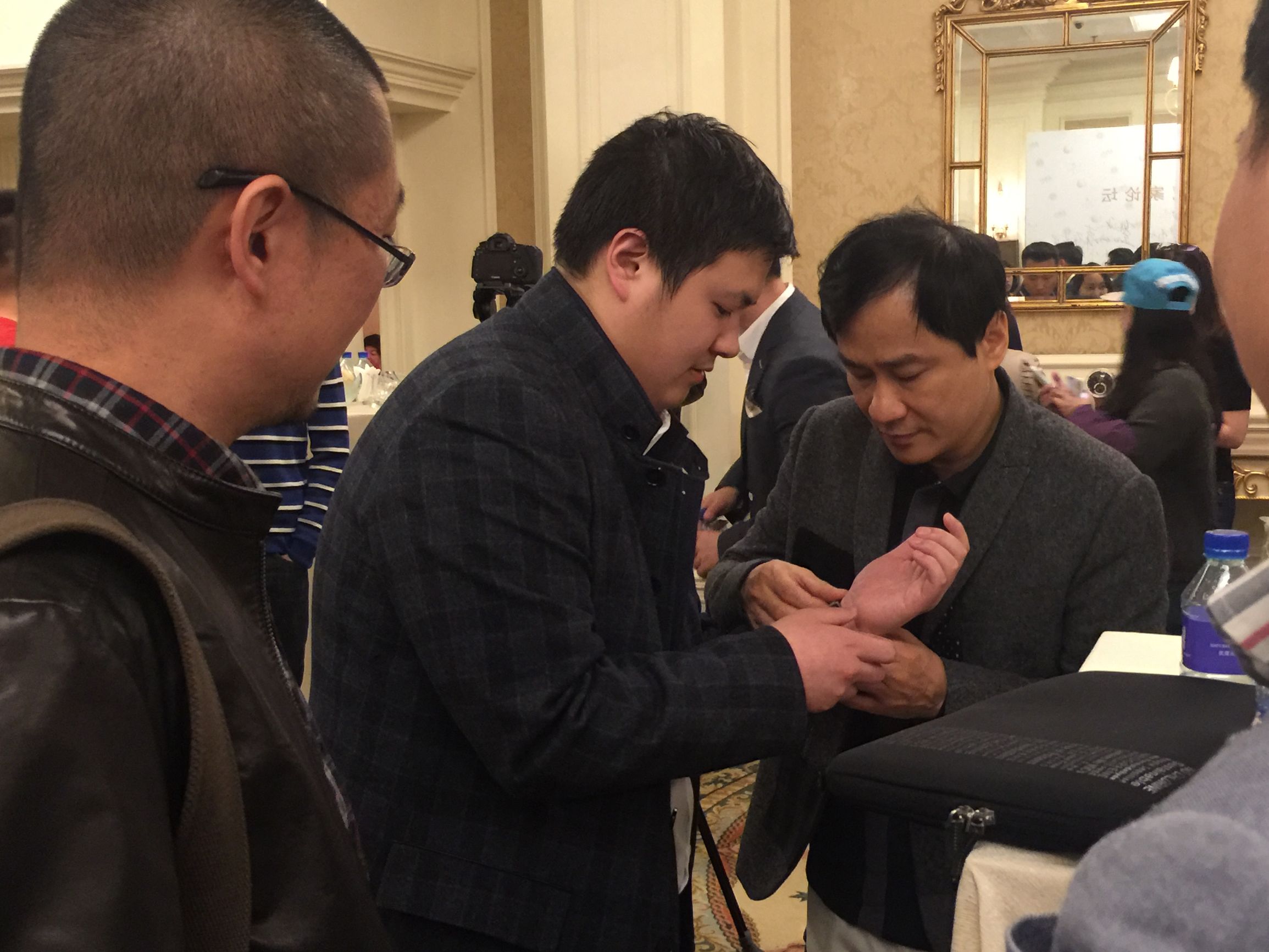 钟表收藏家展示自己的藏品,中国民间古董钟表收藏家