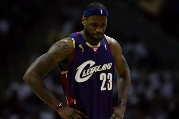 勒布朗詹姆斯成名前的故事 (勒布朗詹姆斯感人故事)