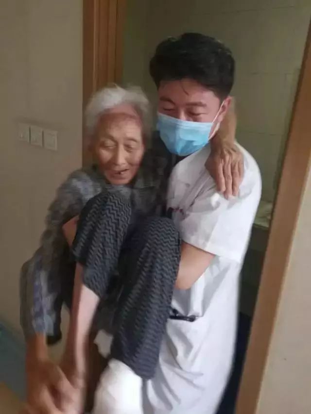 温暖人心瞬间,2020那些感动的瞬间