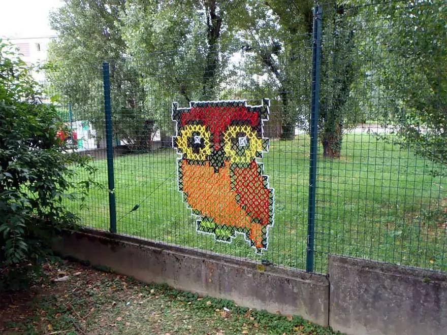 我说！你能不能找个正经地方好好绣花~