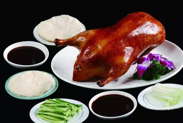 正宗的北京烤鸭是什么样子的,一只烤鸭