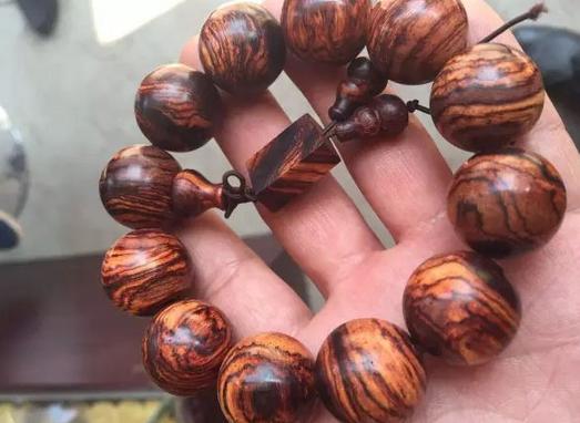 紫檀柳与黄花梨原木对比,紫檀柳木料和黄花梨