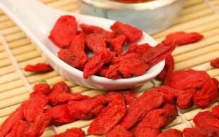 睡前的“短命”习惯，你最好一个不沾！嚼枸杞治疗失眠？