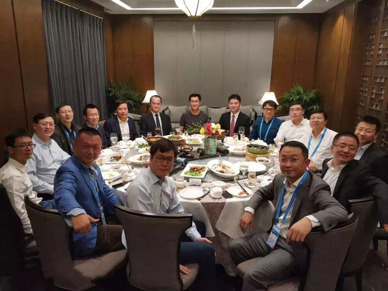 马云的2017:墙外开花,墙内受敌,能否继续笑傲江湖?|艾问人物