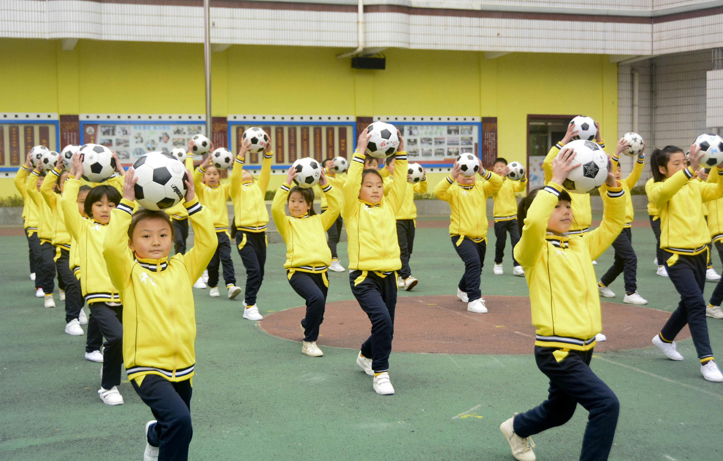 三小校运会啦啦操,巴中市巴州区三小足球操