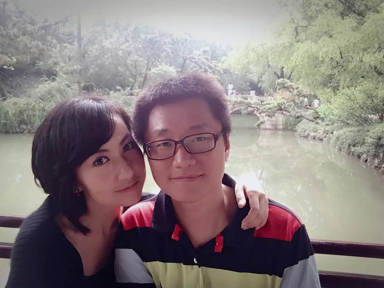 在爱人臂弯先行，窗外小雨滴滴答答，最后的日子也能如此精彩