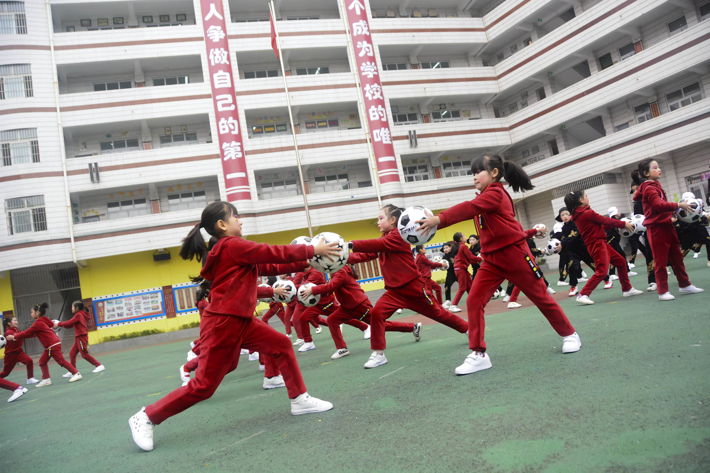 三小校运会啦啦操,巴中市巴州区三小足球操