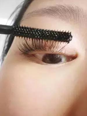 睫毛膏正确刷法视频,新手刷睫毛膏的正确方法