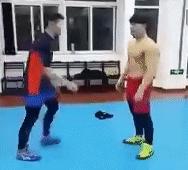 被比你高壮的人掐住脖子时你该怎么应对