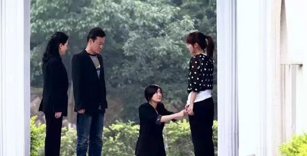 杨幂给她下跪，*点露**陷“三级”风波、雅妓，艳压佟丽娅为何不火？