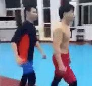 被比你高壮的人掐住脖子时你该怎么应对