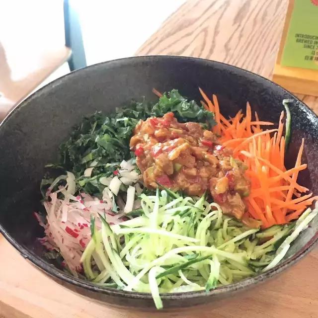 夜深吃一碗面的高级文案,深夜来一碗热乎面