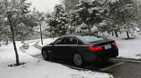 天气冷了挡风玻璃总是起雾怎么办,天气冷了汽车玻璃起雾怎么办