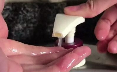 洗碗槽里面有个洞防止水太多,洗碗水槽破洞了怎么修复