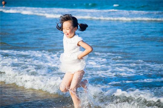 带着一家子来海边,带着一家子去旅游