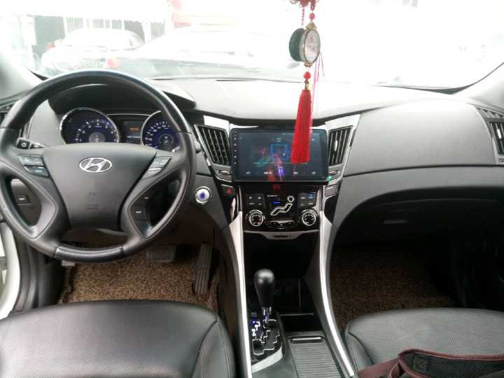 13款索纳塔八带全景天窗的配置,索纳塔9代2.0自然吸气全景天窗