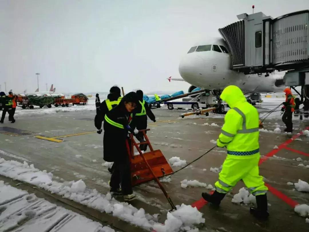 大雪袭城，却畅通无阻！只因为有可敬的他们